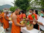 ร่วมพิธีทำบุญตักบาตร พระสงฆ์ที่เข้าร่วมโครงการบรรพชาอุปสมบท ๙๙ รูปถวายพระพร